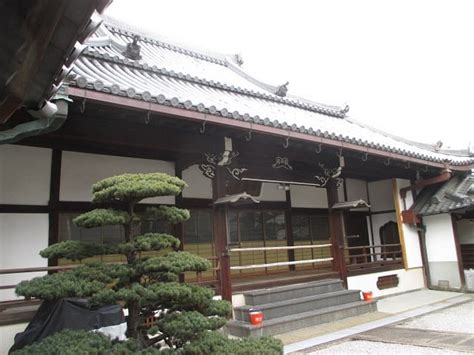 Jōkei-ji Temple Doors – A Masterpiece of Intricate Carving and Serene Elegance!